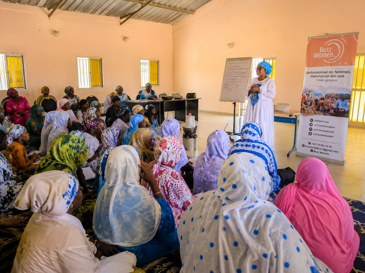 Atelier Buzz Women animé devant des femmes de la communauté